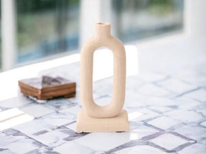 Kaarsenhouder Sandstone 12,5x26x2,1 Naturel op een sfeervolle tafel voor het raam