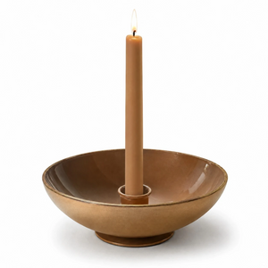 Zijaanzicht van de metalen Kandelaar Ariska 12 x 12 cn in dark beige inclusief een brandende kaars - WinQ