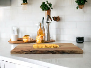 Snijplank acaciahout gepresenteerd met kaasje op aanrecht