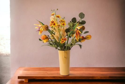 Kunstbloemen Veldboeket Geel/ Oker inclusief vaas op houten tafel met een lichte muur
