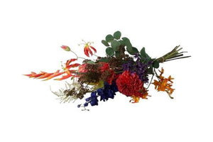 Pluk boeket kunstbloemen bloemen in de kleurcombinatie Blauw, Rood, Oranje liggend gefotografeerd