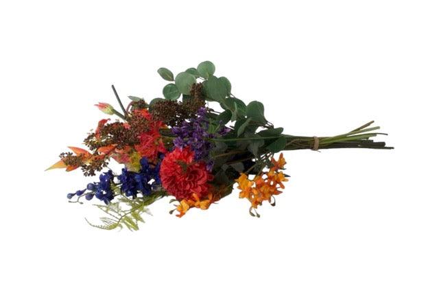 Pluk boeket kunstbloemen bloemen in de kleurcombinatie Blauw, Rood, Oranje liggend gefotografeerd