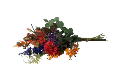 Pluk boeket kunstbloemen bloemen in de kleurcombinatie Blauw, Rood, Oranje liggend gefotografeerd