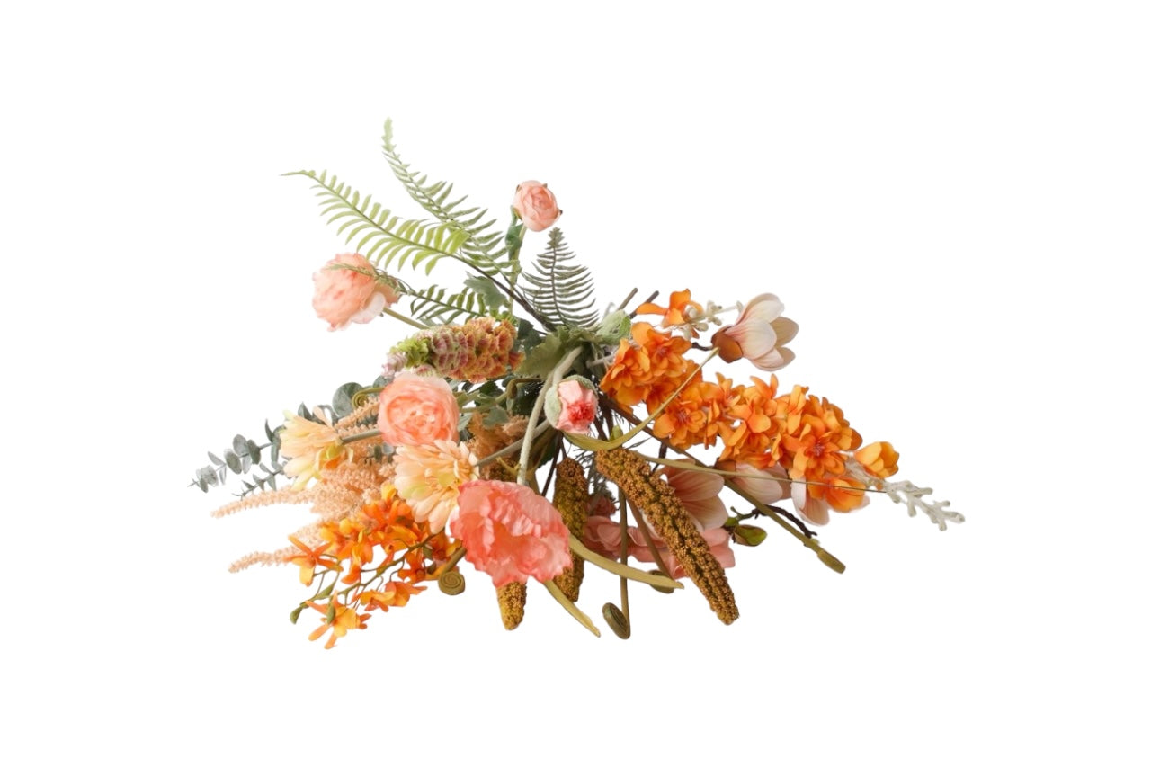Veldboeket kunstbloemen bloemen in de kleurcombinatie Zalm en Oranje liggend van voren gefotografeerd