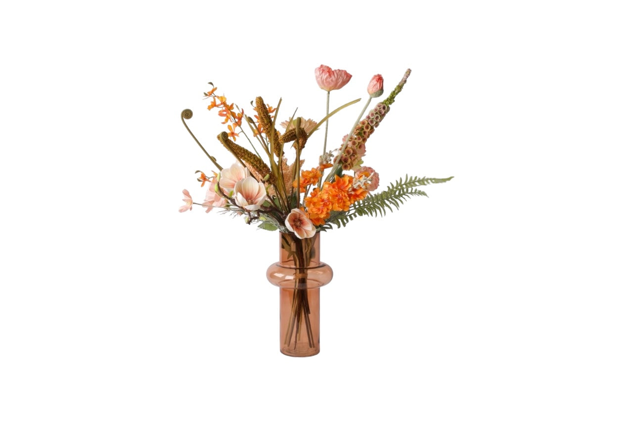Veldboeket kunstbloemen bloemen in de kleurcombinatie Zalm en Oranje met een diversiteit aan voorjaarsbloemen op een glazen vaas
