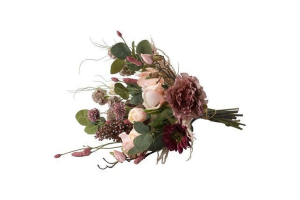 Gebonden kunstbloemen liggend gefotografeerd  Het boeket is in een paars Roze kleurencombinatie met onder andere tulpen en gerbera en eucalyptus.