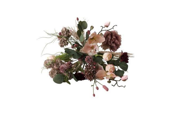 Gebonden kunstbloemen liggend gefotografeerd  Het boeket is in een paars Roze kleurencombinatie met onder andere tulpen en gerbera en eucalyptus. bovenkat naar voren