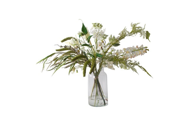Gebonden PlukBoeket Zijden Bloemen in Wit en met groene grassen op een glasvaas