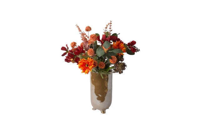 Boeket kunstblinden op een parelmoer vaas. Bloemen in de kleur rood en oranje met onder andere Tulp, Cosmea, Schermbes en Gerbera