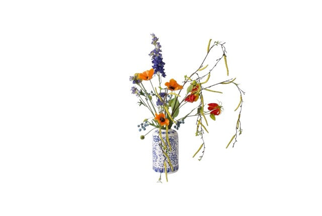 Plukboeket van Zijden Bloemen Blauw, Geel en Oranje Betula Geel Gloriosa Bes Blauw Papaver Oranje Allium Geel en een bijpassende vaas in delfts blauw van keramiek
