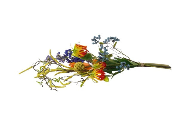 Plukboeket van Kunst Bloemen Blauw, Geel en Oranje Betula Geel Gloriosa Bes Blauw Papaver Oranje Allium Geel liggend gefotografeerd voor moederdag