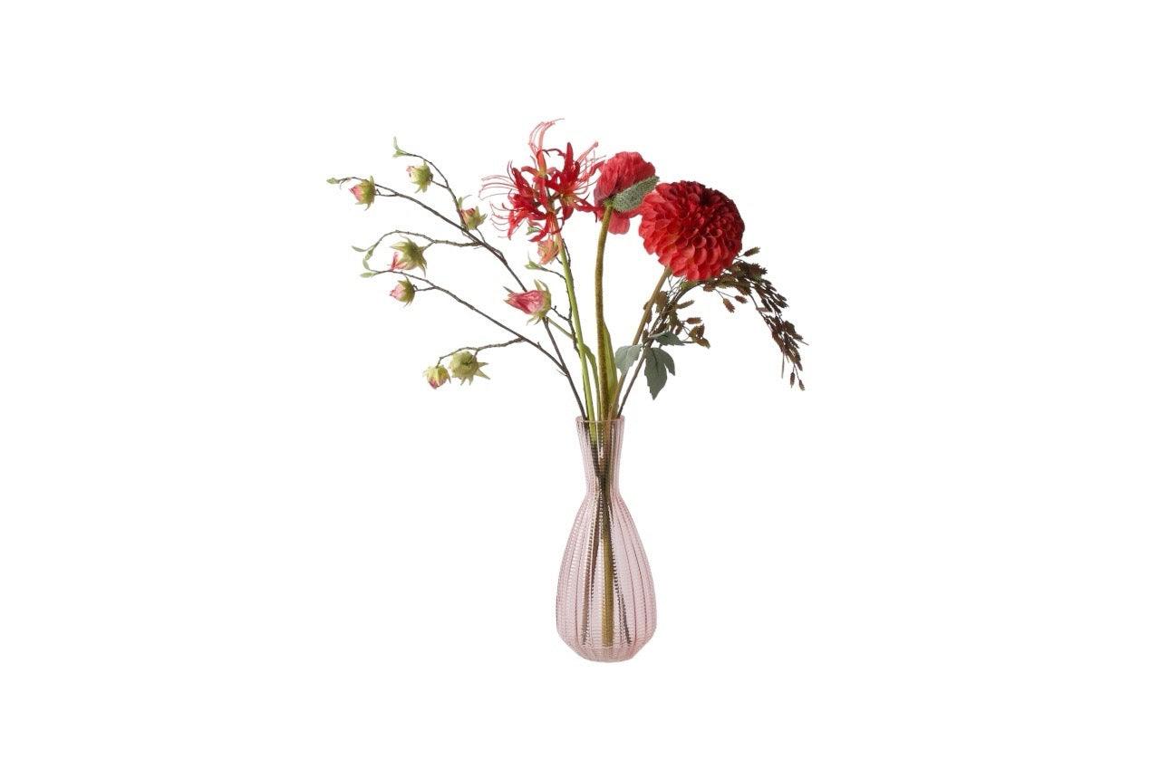 Moederdag boeket in de kleur rood op een zacht roze vaas op een houten zuil met de volgende kunstbloemenHibiscus Nerine Rood Papaver rood Dahlia Rood Chasmantia 