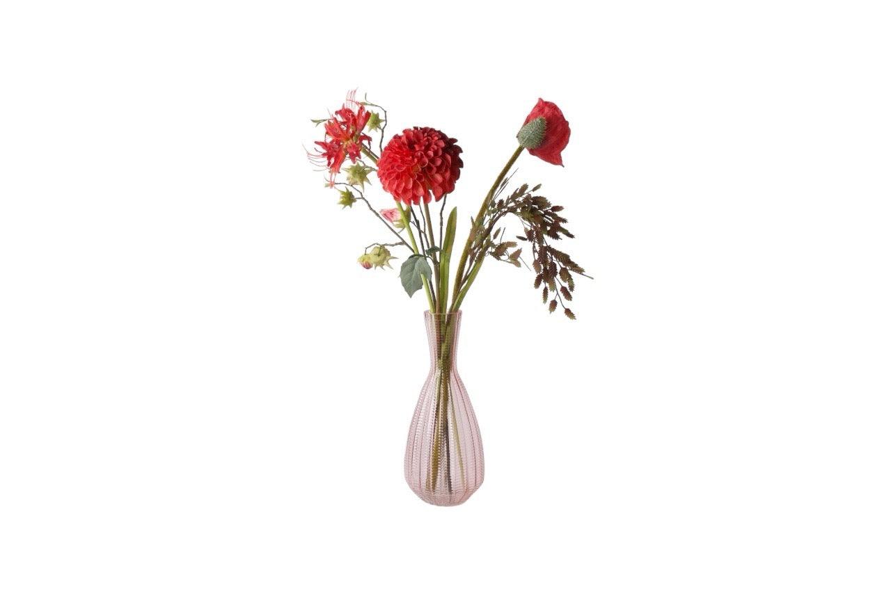 Moederdag boeket in de kleur rood op een zacht roze vaas op een houten zuil met de volgende kunstbloemenHibiscus Nerine Rood Papaver rood Dahlia Rood Chasmantia 