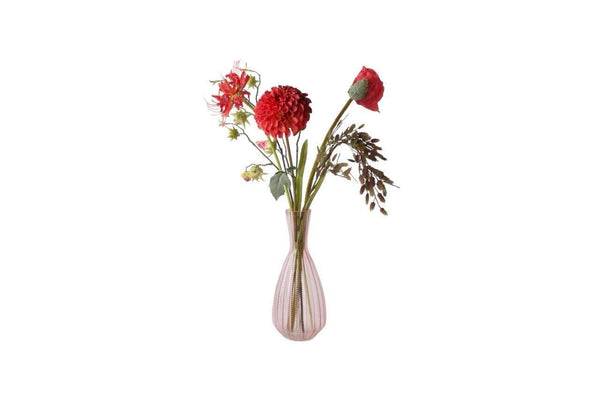Moederdag boeket in de kleur rood op een zacht roze vaas op een houten zuil met de volgende kunstbloemenHibiscus Nerine Rood Papaver rood Dahlia Rood Chasmantia 