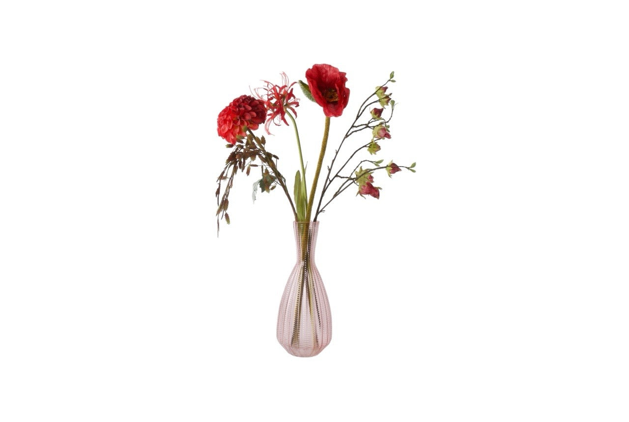 Kunstbloemen boeket voor Moederdag in de kleur rood op een zacht roze vaas met de volgende kunstbloemenHibiscus Nerine Rood Papaver rood Dahlia Rood Chasmantia 