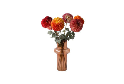 Kunstboeket dahlia's  voor moederdag in de kleuren rood oranje mauve en pink in licht roze glas vaas 