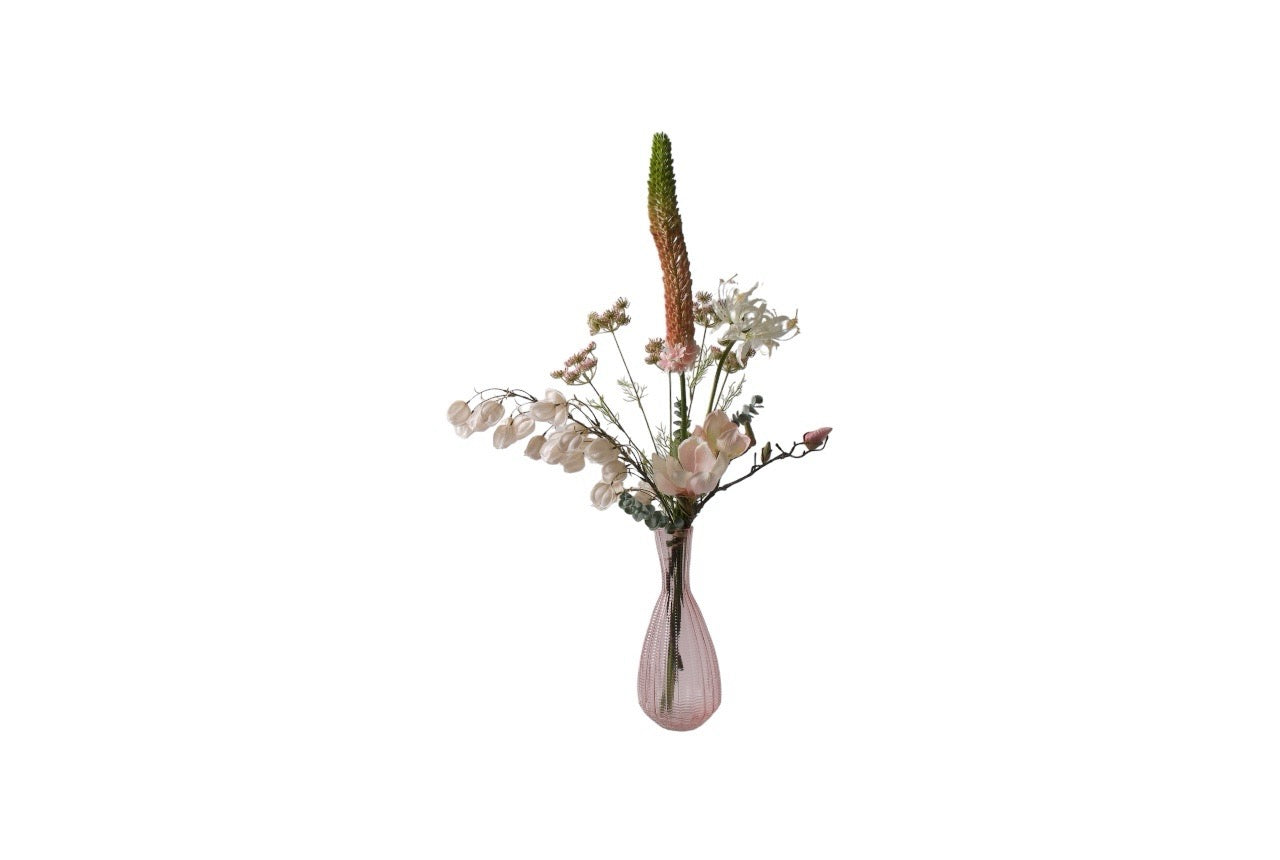 Plukboeket van Kunstbloemen zacht Roze.Physalis wit Magnolia zacht roze Eremures zacht roze Nerine wit Fluitekruid Roze Eucalyptus frosted in een glasvaas  in een kegel model licht roze