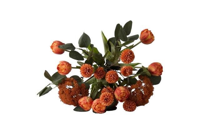 Gebonden kunstbloemen Boeket In Oranje metTulp warm Oranje Eucalyptus Zinnia Oranje Scherm oranje  van voren liggend gefotografeerd