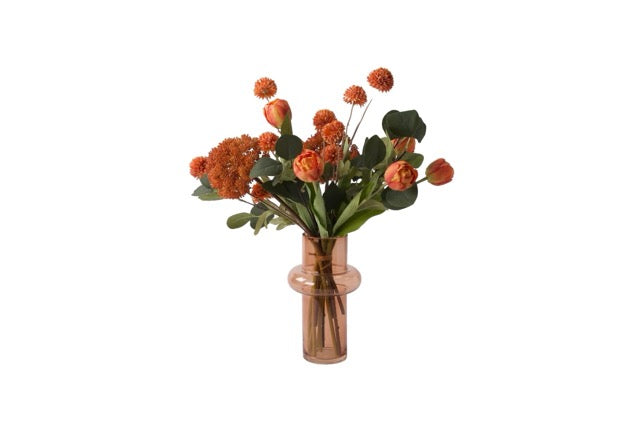 Boeket gebonden kunstbloemen In Oranje metTulp warm Oranje Eucalyptus Zinnia Oranje Scherm oranje  in een cognac kleurige glasvaas