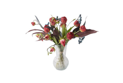 Gebonden Moederdag kunstbloemen Boeket in Rood met Hibiscus, Tulp Rood, Bes Blauw, Tak Eucalyptus Grijs/Rood in een glasvaas van helder glas 