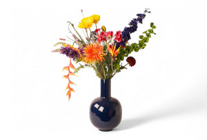 Grote vaas in een glanzende donker blauwe kleur maat 26x40cm met kunstbloemen plukboeket- WinQ