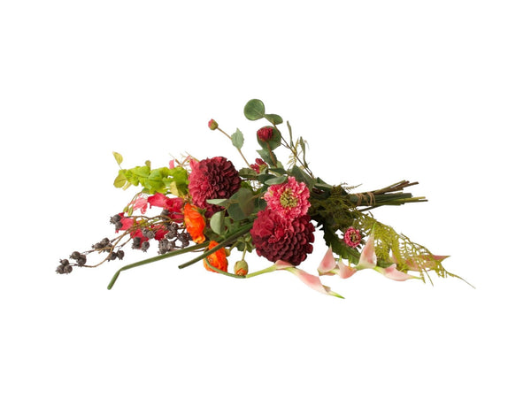 Kunstbloemen boeket liggend gefotografeerd bestaande uit diverse kleuren en bloemen