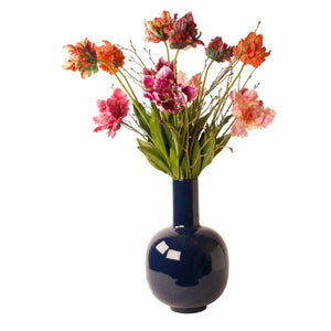 Gebonden boeket met pioen en parrot kunsttulpen in roze en rood tinten op een zwarte metalen vaas - WinQ