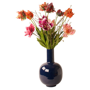 Gebonden boeket met pioen en parrot kunsttulpen in roze en rood tinten op een zwarte metalen vaas - WinQ