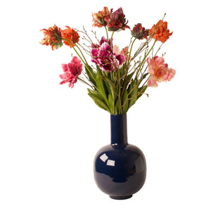 Gebonden boeket met pioen en parrot tulpen in roze en rood tinten op een zwarte metalen vaas - WinQ