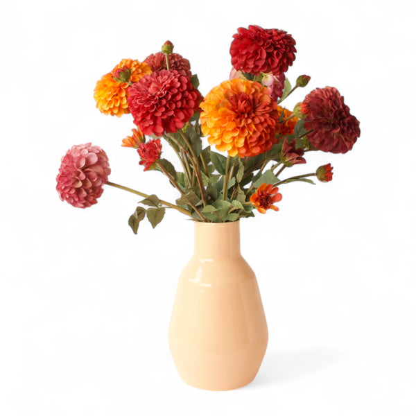 Een kunstboeket met dahlia's in rood, oranje, lila en oud roze op een beige vaas van 20cm hoog - WinQ