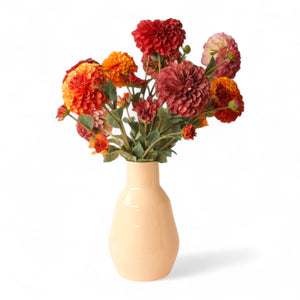 Een kunstbloemen boeket met dahlia's in rood, oranje, lila en oud roze op een beige vaas van 20cm hoog - WinQ