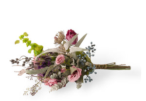 Nepbloemen gebonden in boeket in lila, grijs en paars tinten liggend gefotografeerd