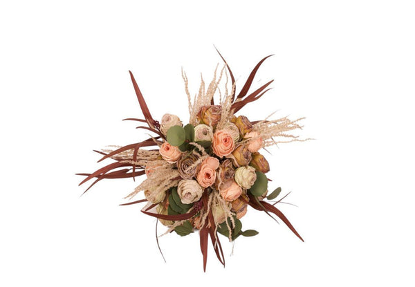 Kort gebonden boeket van kunstbloemen bestaande uit rozen in roze, mauve en rood .