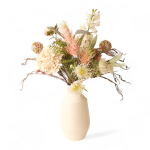 Gebonden boeket zijden bloemen met diverse bloemen waaronder Pioen Cymbidium in de kleuren roze en crème op een metalen vaas - WinQ