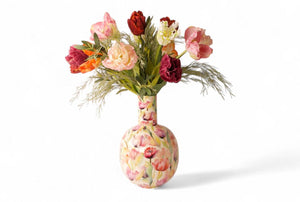 boeket tulpen in Oranje rood paars roze wit groen, gebonden met groen op een hoge vaas-WinQ