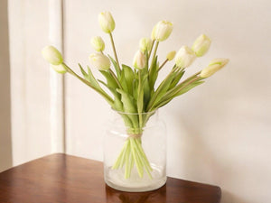 een glasvaas op een houten tafel met boeket van 15 witte kunsttulpen-WinQ