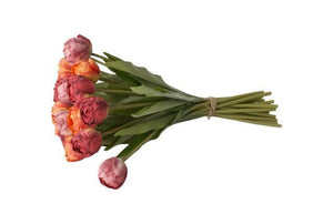 Boeket kunsttulpen in de kleuren rood, mauve en warm oranje liggen gefotografeerd - WinQ