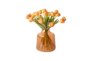 Boeket van 21 kunsttulpen gebonden en op een cognac kleurige glasvaas