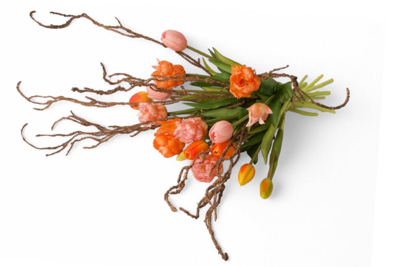 Liggen detail van boeket met oranje parkiettulpen en roze kunsttulpen - WinQ