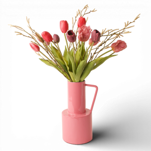 Productfoto van een boeket bestaan de uit tulpen en parkiettulpen gebonden met salixop een zacht roze metalen vaas met handvat - WinQ