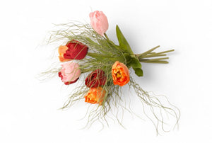 Liggend boeket met 9 tulpen oranje, rood en rozeafgewerkt met decoratie grassen-WinQ