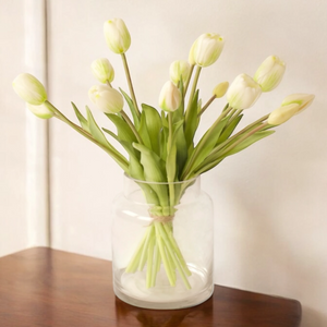 Boeket realtouch kunsttulpen op een glasvaas op een houten tafel - WinQ