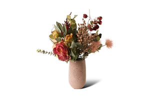 boeket van kunstbloemen in de kleuren oud roze bordeaux op een keramieken vaas met diverse bloemen waaronder Astilbe Pioen en distel -WinQ