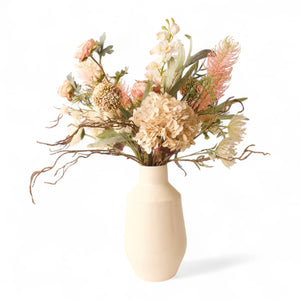 Gebonden boeket zijden bloemen op een metalen vaas met diverse bloemen waaronder Pioen Cymbidium in de kleuren roze en crème -WinQ