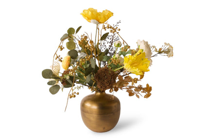 zijden bloemen op en goudkleurige metalen vaas met onder andere papaver, ranonkel en achillea