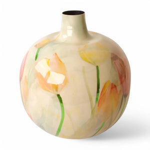 Een bolle vaas met een print van tulpen in diverse kleuren met een diameter van 26cm en een hoogte van 30cm met aan de bovenzijde een smalle opening - WinQ
