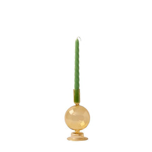 glaskandelaar bolvormig met een groene kaars 15,5 cm hoog - WinQ