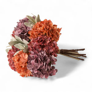 Liggend boeket met hortensia in rood tinten gebonden met groen - WinQ