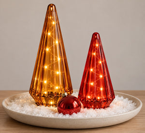 2 glazen rode en oranje cones van glas uitgevoerd met led op een schaal met sneeuw - WInQ