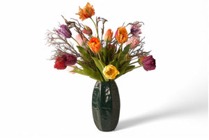 Boeket met diverse kunsttulpen in diverse kleuren, rood, oranje, paarse, lila op een groene vaas gebonden met decoratieve takken - WinQ